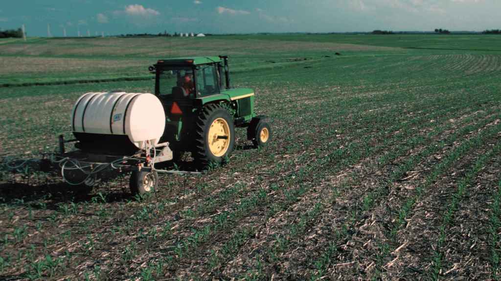 Fertilizando con nitrógeno un cultivo de maíz en Estados Unidos.