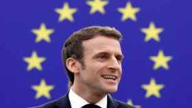 El presidente francés, Emmanuel Macron, delante de la bandera de la Unión Europea.