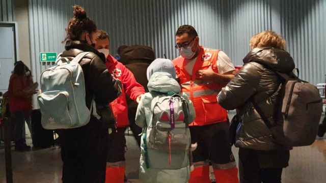 Cruz Roja atiende en Alicante a dos mil refugiados en un mes de guerra entre Rusia y Ucrania.