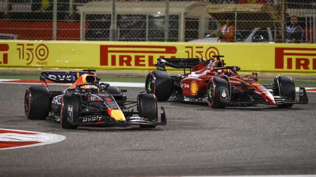 Max Verstappen peleando con Charles Leclerc en Bahréin