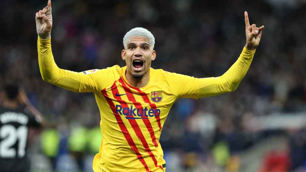 Ronald Araujo celebra un gol con el Barcelona en la temporada 2021/2022