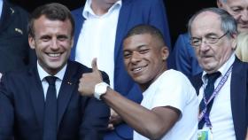 Kylian Mbappé, entre Emmanuel Macron y Noël Le Graet