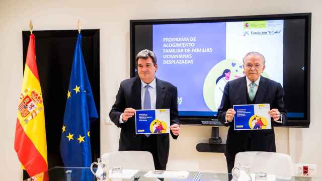 El ministro de Inclusión, Seguridad Social y Migraciones, José Luis Escrivá, y el presidente de la Fundación 'la Caixa', Isidro Fainé, durante la firma el acuerdo.