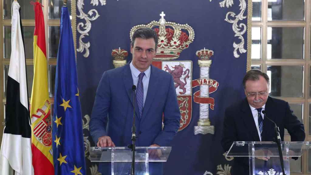 El presidente del Gobierno, Pedro Sánchez, acompañado por el presidente de la ciudad autónoma de Ceuta, Juan Jesús Vivas.