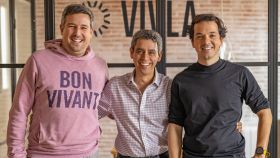 Carlos Floría, Iván Rodríguez y Carlos Emilio Gómez son los tres fundadores de la 'proptech' Vivla, que tras la última ronda de 26 millones de euros se convierte en la startup de propiedad flexible mejor financiada de Europa.
