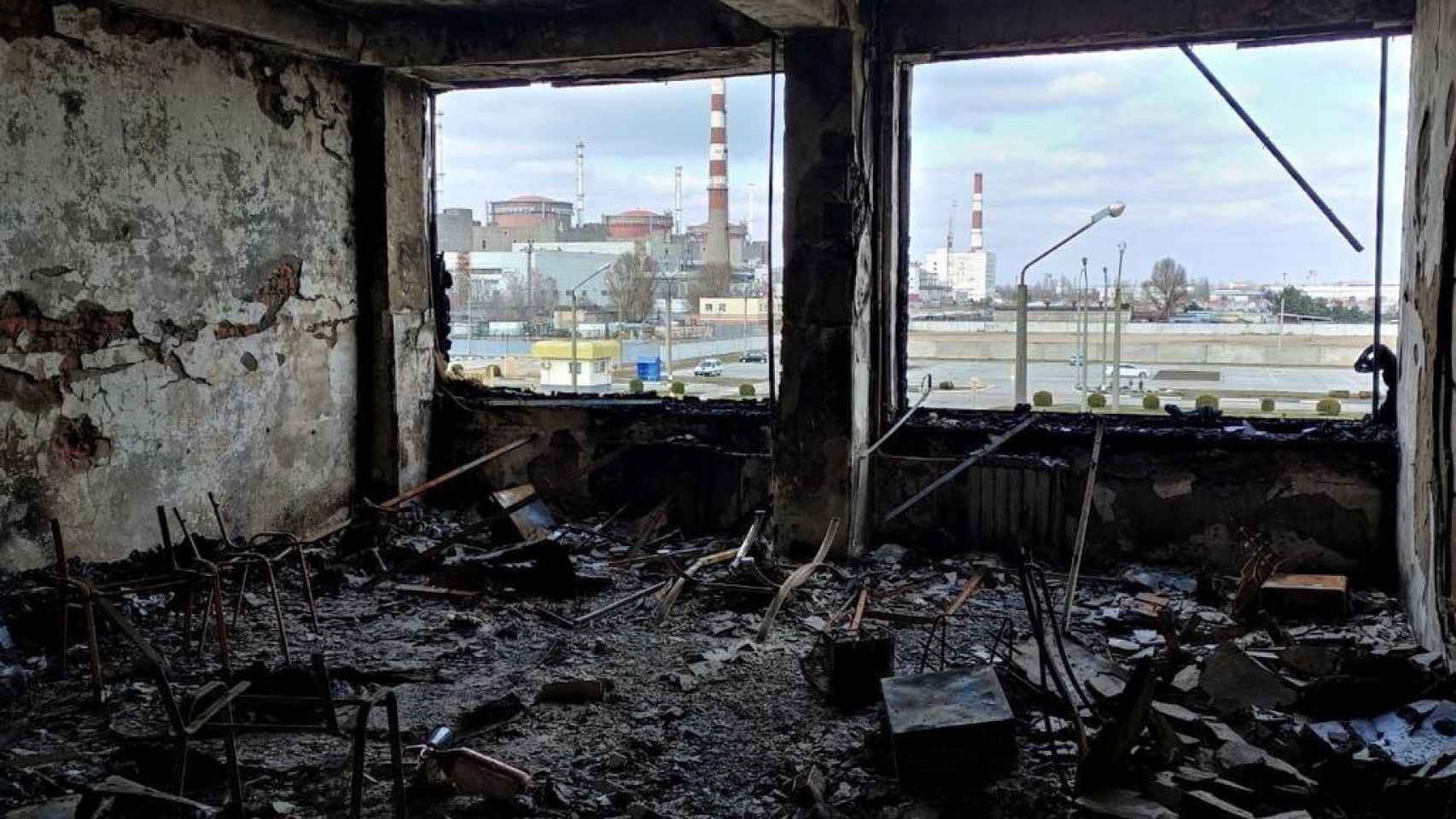 El interior de un edificio destruido cerca de la central nuclear de Zaporiyia, en Ucrania.
