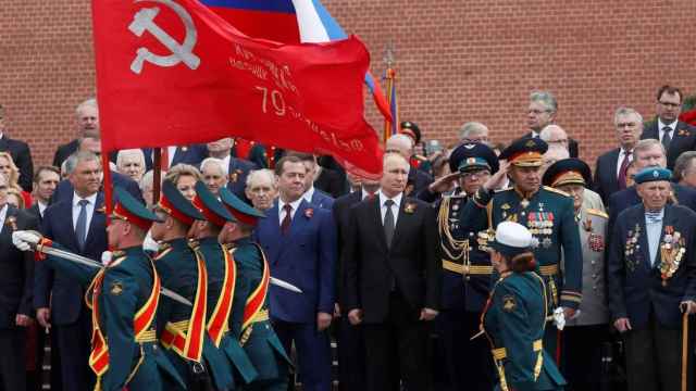 El presidente ruso, Vladimir Putin, y otros cargos del Gobierno asisten al desfile militar del Día de la Victoria, en la Plaza Roja de Moscú.