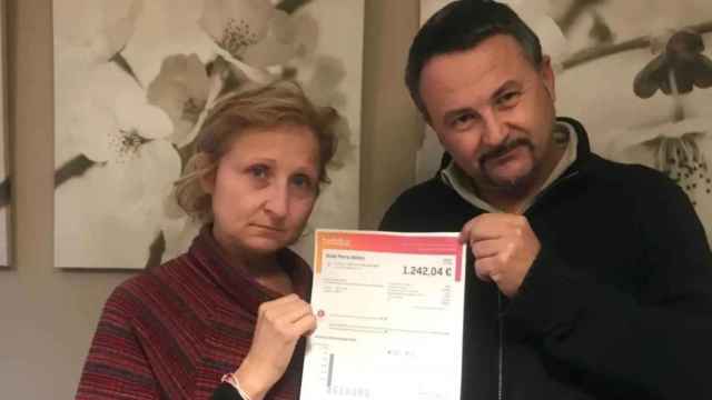 María Belén, y su pareja, Paco, sujetando la factura de junio que le reclamaba 1.242 euros de luz.