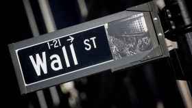 Una señal de Wall Street en el distrito financiero de Nueva York.