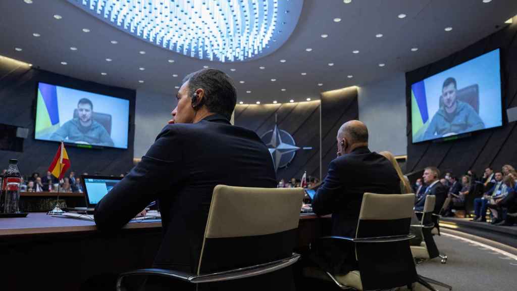Pedro Sánchez escucha la intervención de Volodímir Zelenski durante la cumbre de la OTAN
