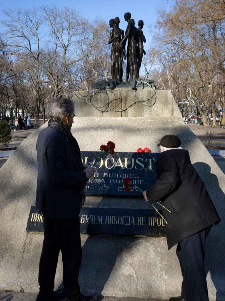 Bernard-Henri Lévy visita una obra en homenaje a las víctimas del holocausto.