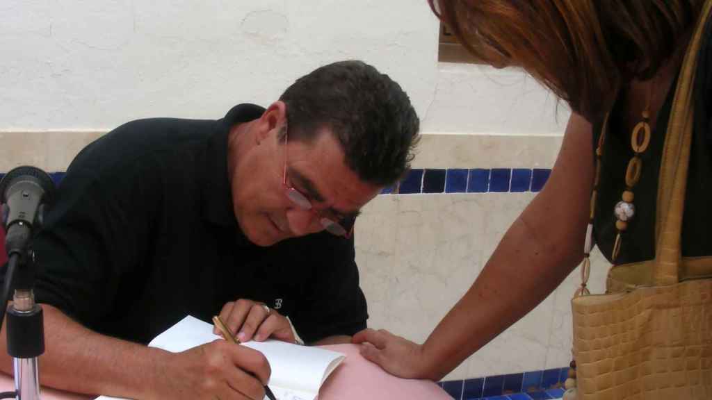 El juez Calatayud firmando un autógrafo.