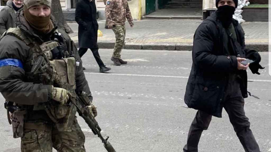 Bernard-Henri Lévy camina por las calles de Odesa junto a varios soldados.