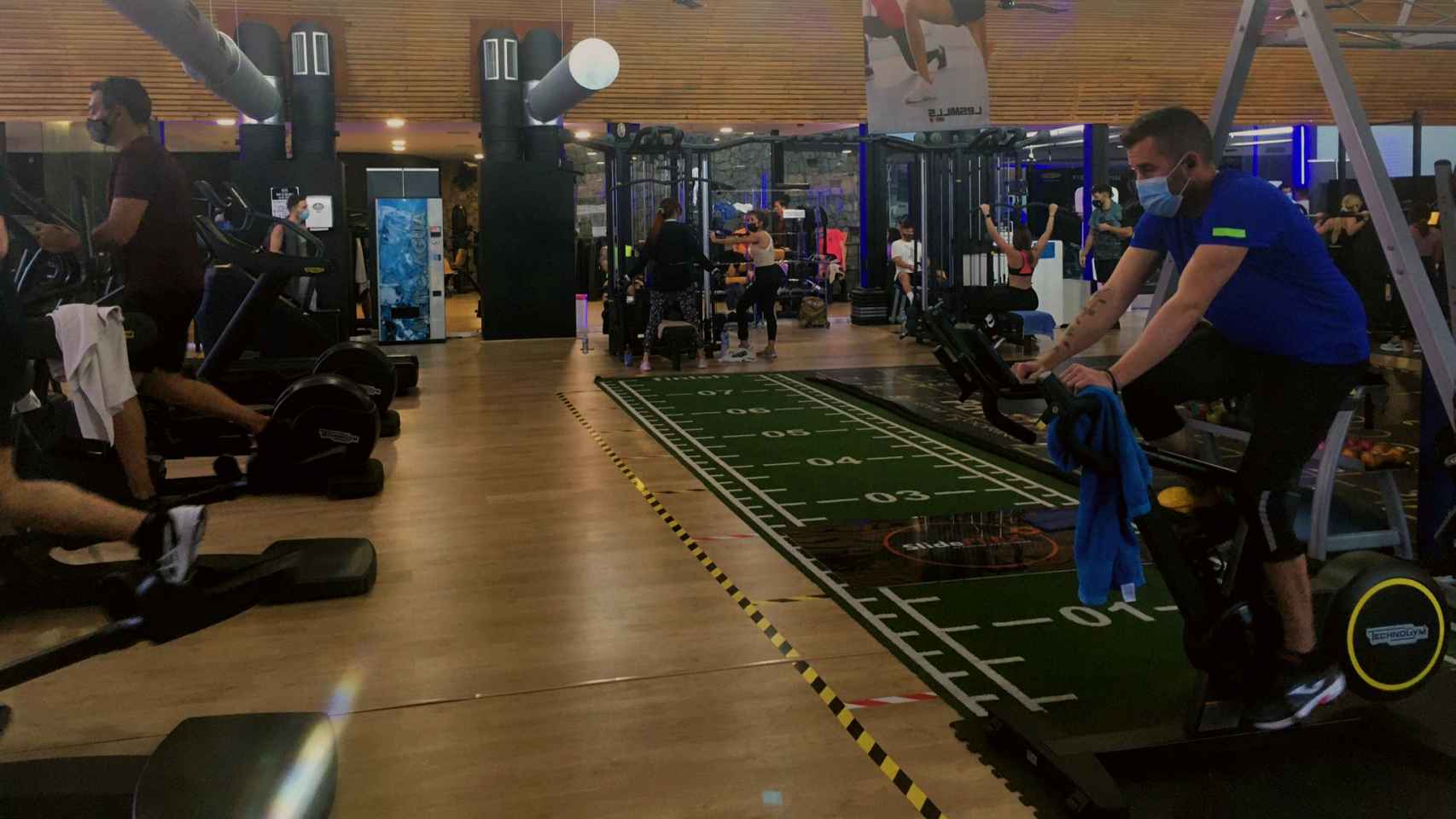 Sanidad mantiene en la Comunidad Valenciana el uso de mascarillas al realizar los ejercicios en gimnasios, como el Club Deportivo Squash de Elche.