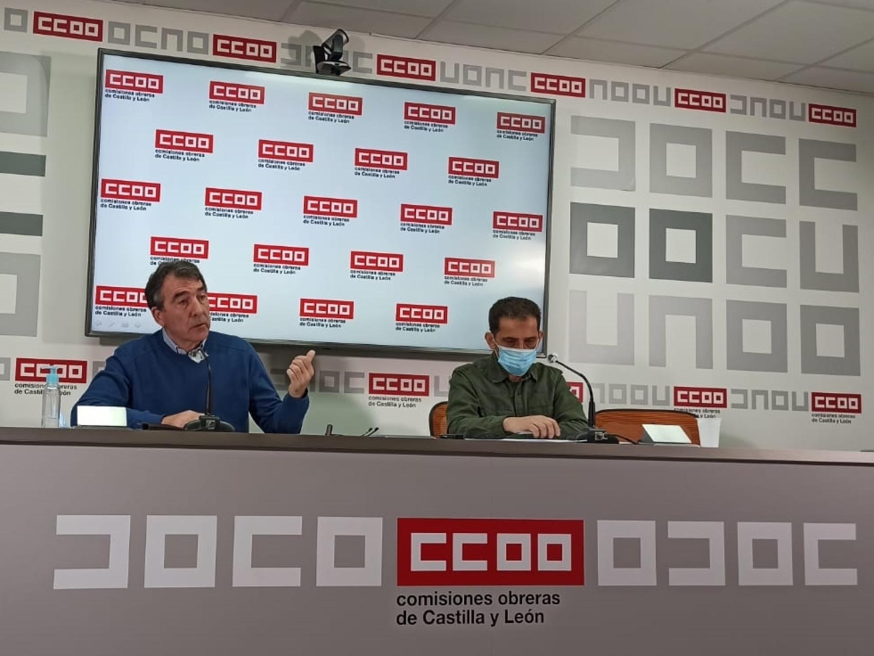 El expresidente del Consejo Asesor para la Memoria Histórica, Ángel Hernández, y el portavoz de CCOO, Vicente Andrés, durante la rueda de prensa ofrecida este jueves.