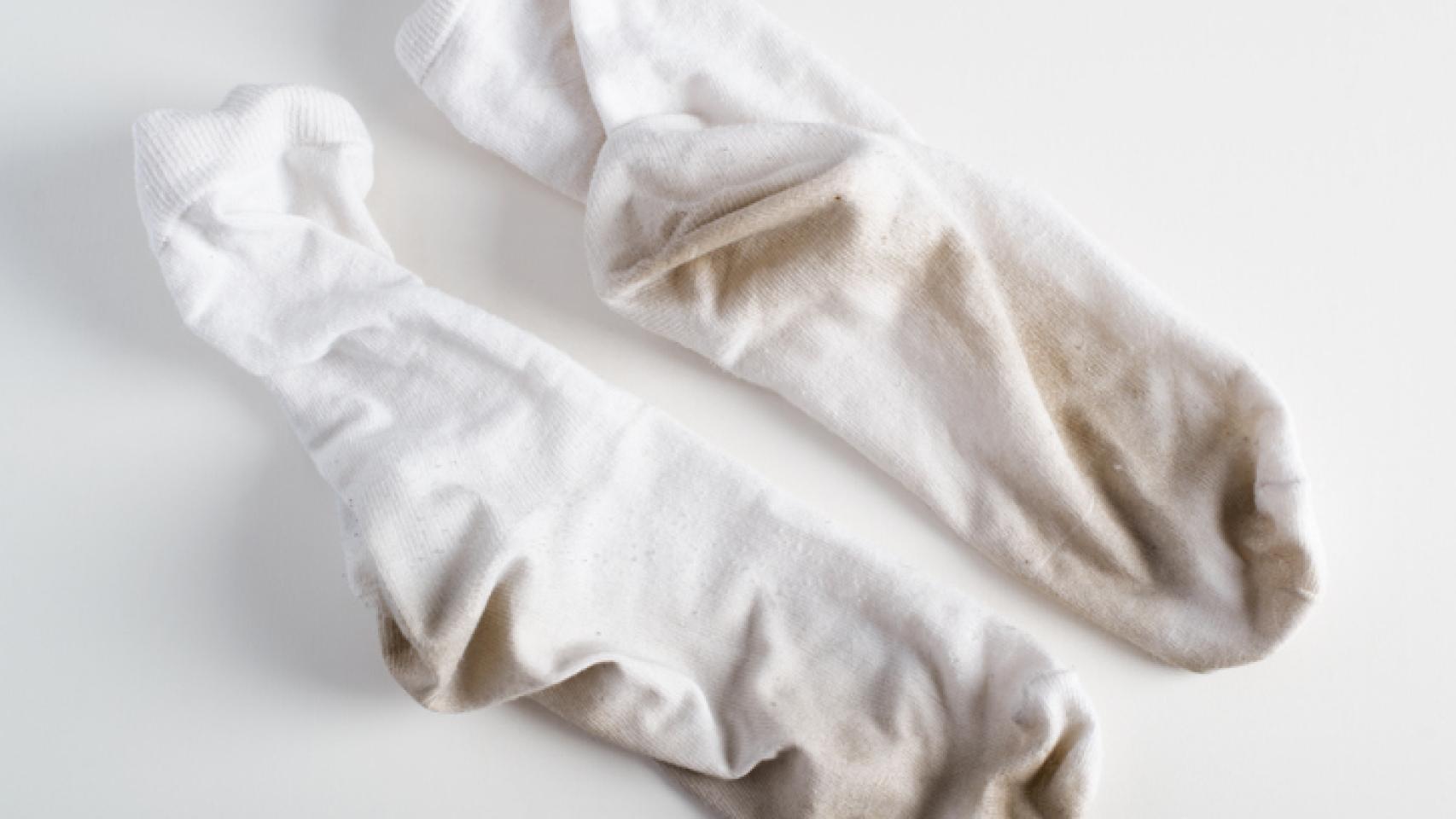 El truco definitivo para quitar las manchas negras de los calcetines