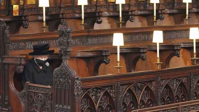 Isabel II, sentada sola durante el funeral de Felipe de Edimburgo el 17 de abril de 2021.