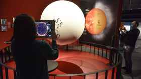 Visitantes en la instalación de realidad aumentada para conocer los procesos internos del Sol