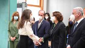 La consejera Patricia Franco saludando a la Reina Letizia este jueves en Guadalajara.