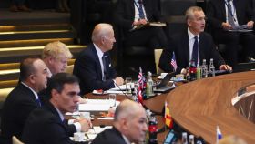 Pedro Sánchezy, al fondo, Boris Johnson, Joe Biden y Jens Stoltenberg, en la cumbre de la OTAN de Bruselas.