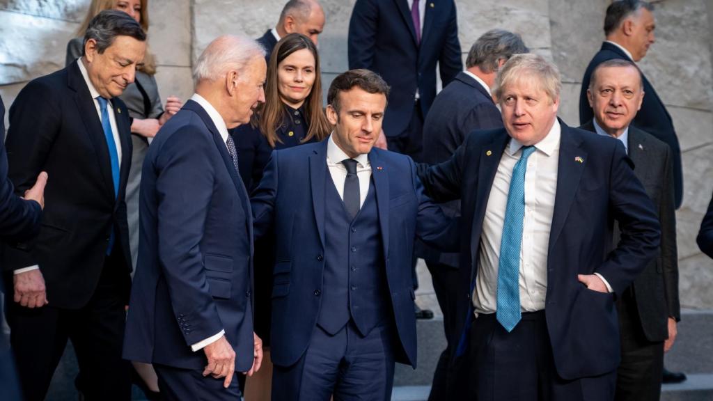 Macron abraza a Johnson y Biden, junto a Draghi y Erdogan, con Pedro Sánchez al fondo, en la sede de la OTAN de Bruselas.