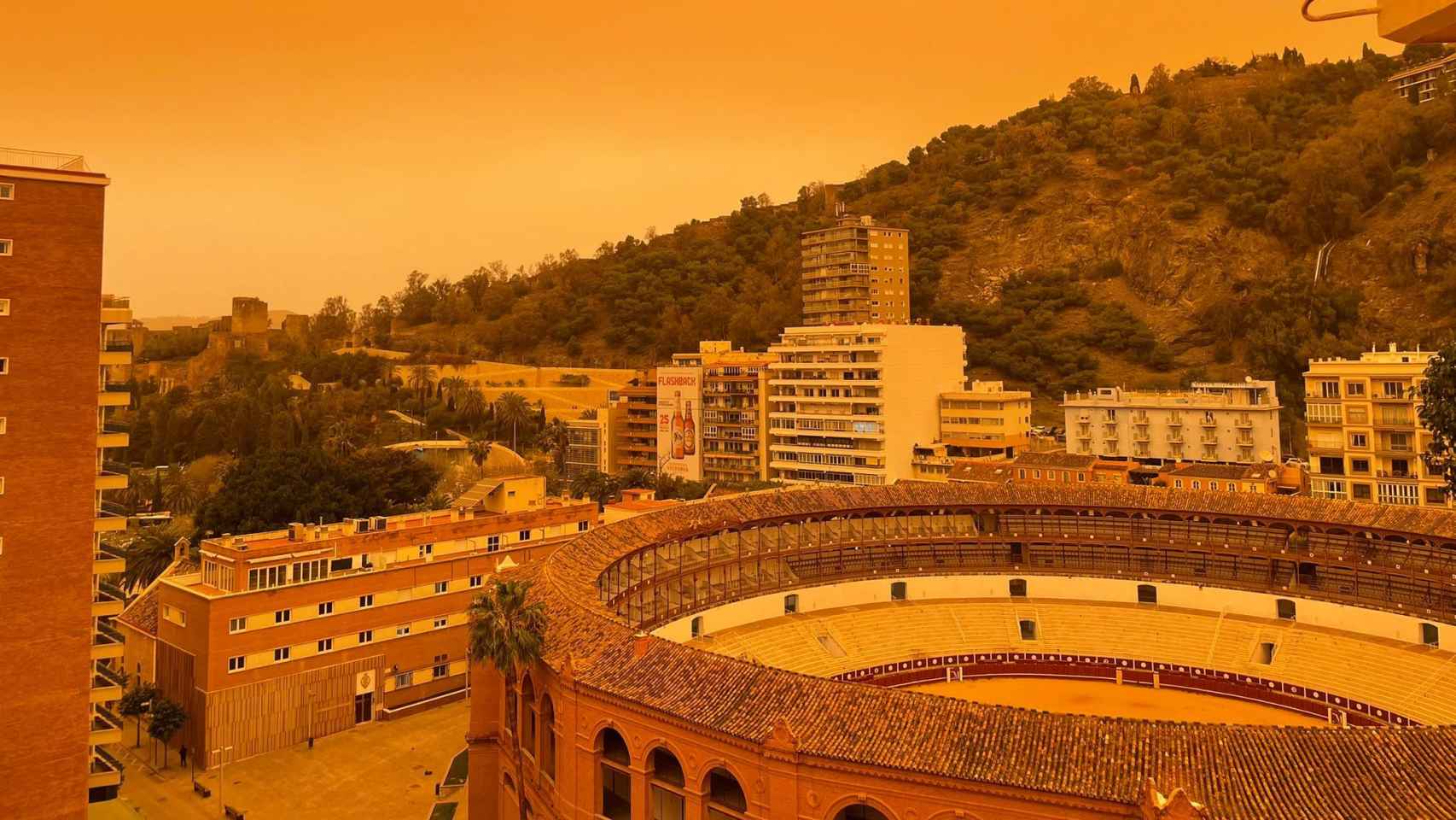 Imagen de archivo de Málaga a finales de marzo por el efecto de la calima.