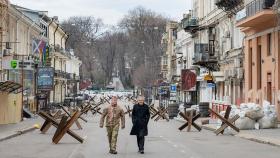 Bernard-Henri Lévy pasea por Odesa, asediada por las tropas rusas.