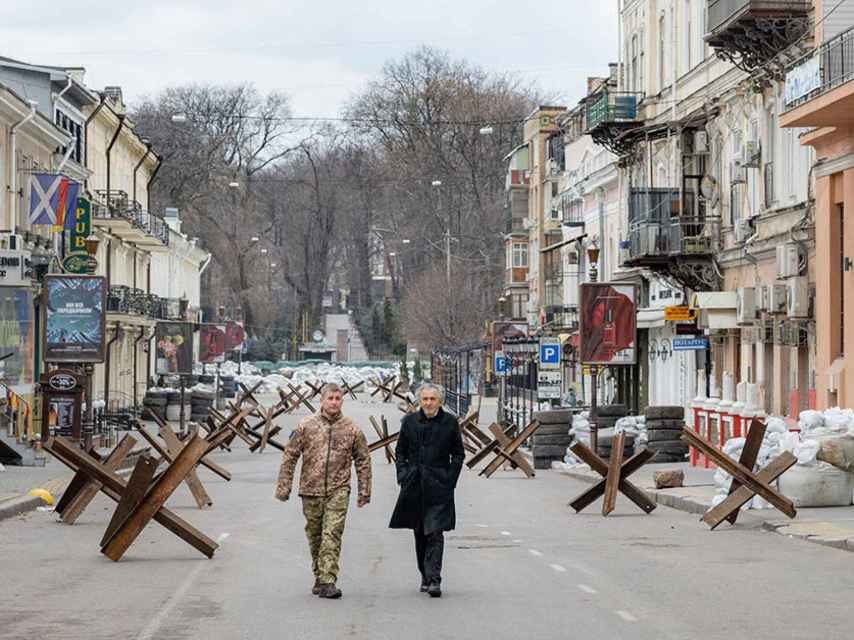 Bernard-Henri Lévy pasea por Odesa, asediada por las tropas rusas,  junto a Maksym Marchenko, gobernador militar de la ciudad.