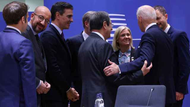Joe Biden saluda a los líderes europeos durante su participación en la cumbre de la UE de este jueves