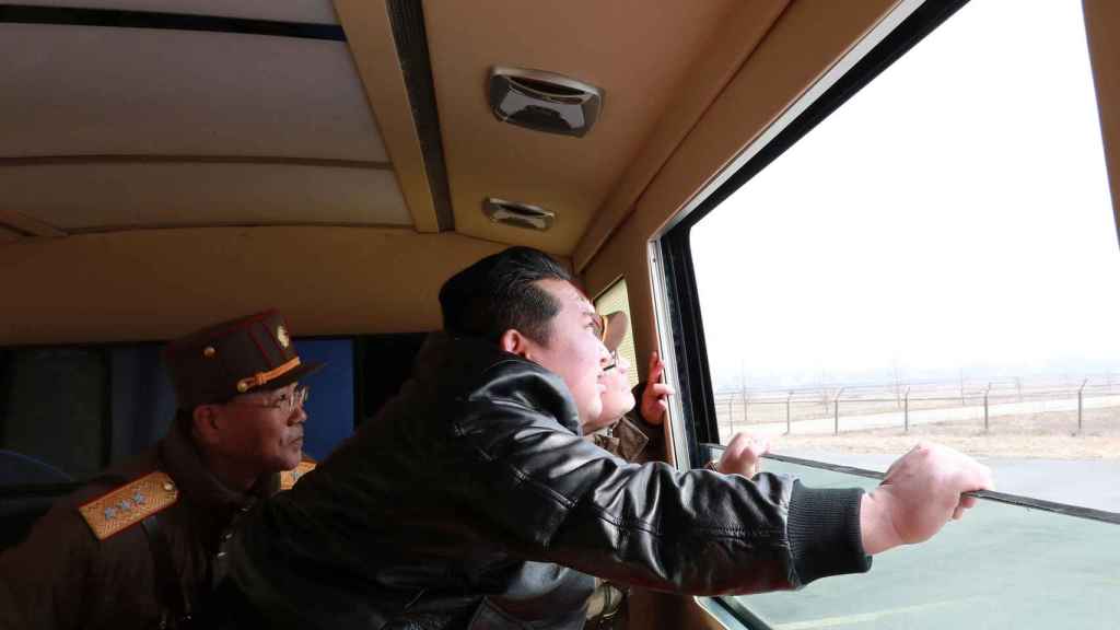 Kim Jong Un supervisando el lanzamiento