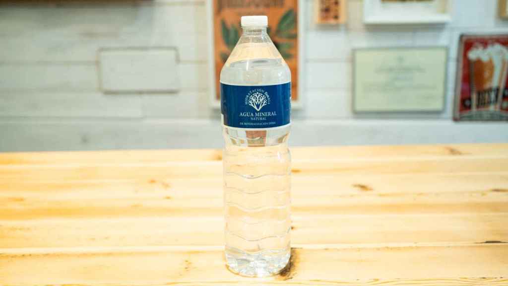 La botella de agua mineral natural Hidratación Diaria, la marca blanca de Dia.