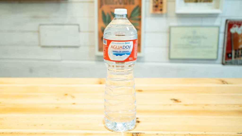 La botella de agua mineral natural de Aguadoy, la marca blanca de Mercadona.