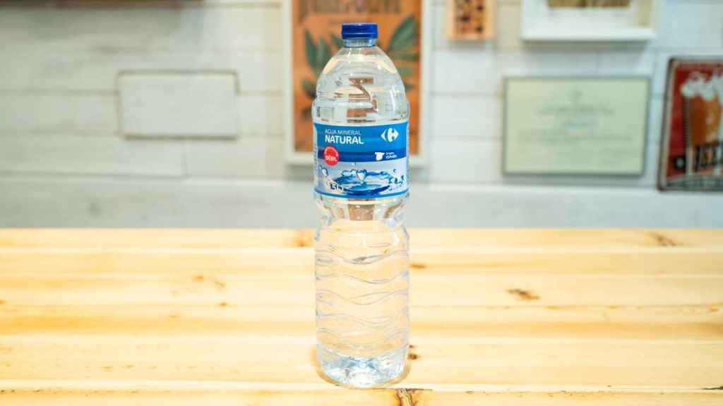 La botella de agua mineral natural de Carrefour.