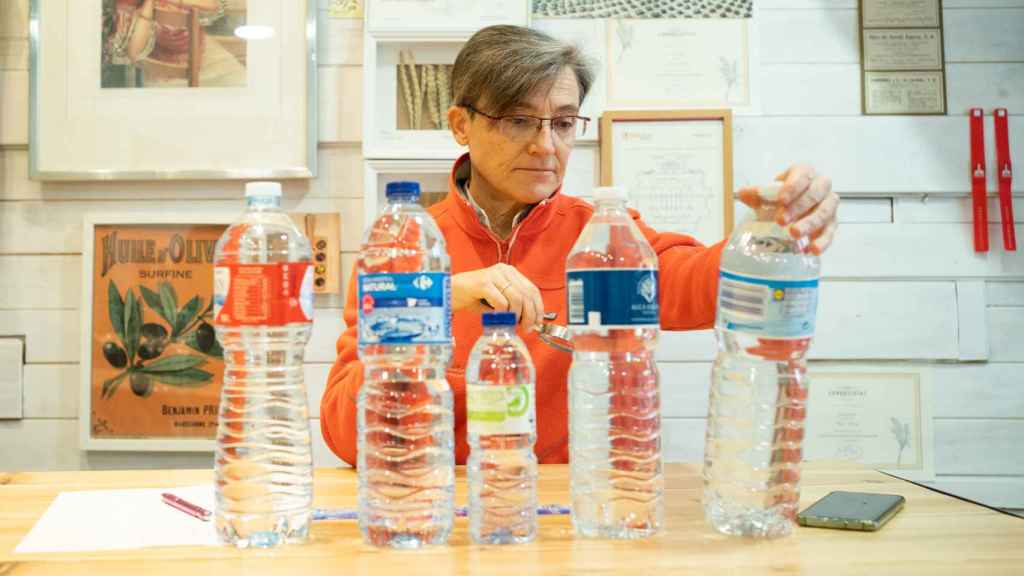 Mar Luna, directora de la Escuela Europea de Cata, comparando las aguas de los supermercados.