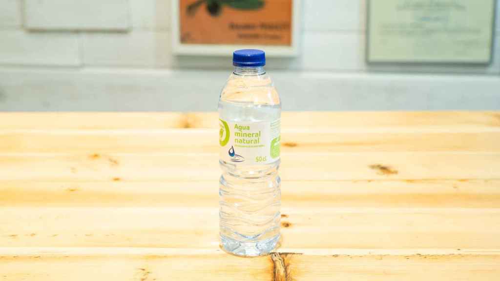 La botella de agua mineral natural de Auchan, la marca blanca de Alcampo.