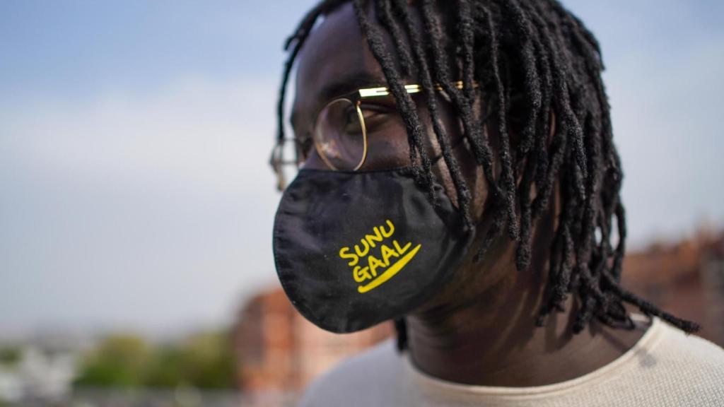 Mbaye con la mascarilla de su ONG SUNU GAAL en Bilbao (Vizcaya)