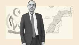 El director de Casa Mediterráneo sobre un mapa  elaborado por el Frente Polisario.