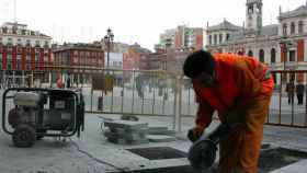 Imagen de archivo de un obrero colocando baldosas en la Plaza Mayor de Valladolid.