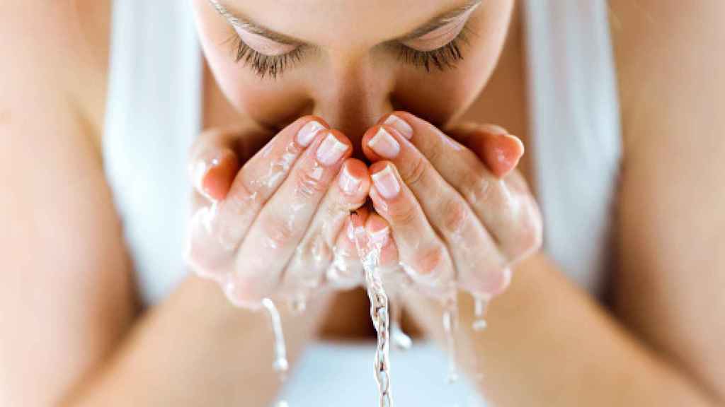 La limpieza facial diaria es recomendada para mantener una piel sana.