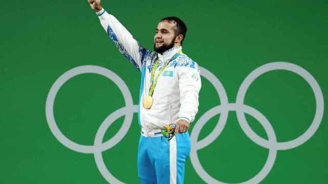 Nijat Rahimov celebrando una medalla