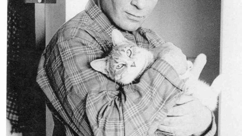 Jack Kerouac con su gato en 1965. Foto: Jerry Bauer