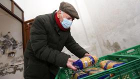 Cipriano González coloca unos paquetes de los pocos alimentos que le quedan en su almacén de Toledo.