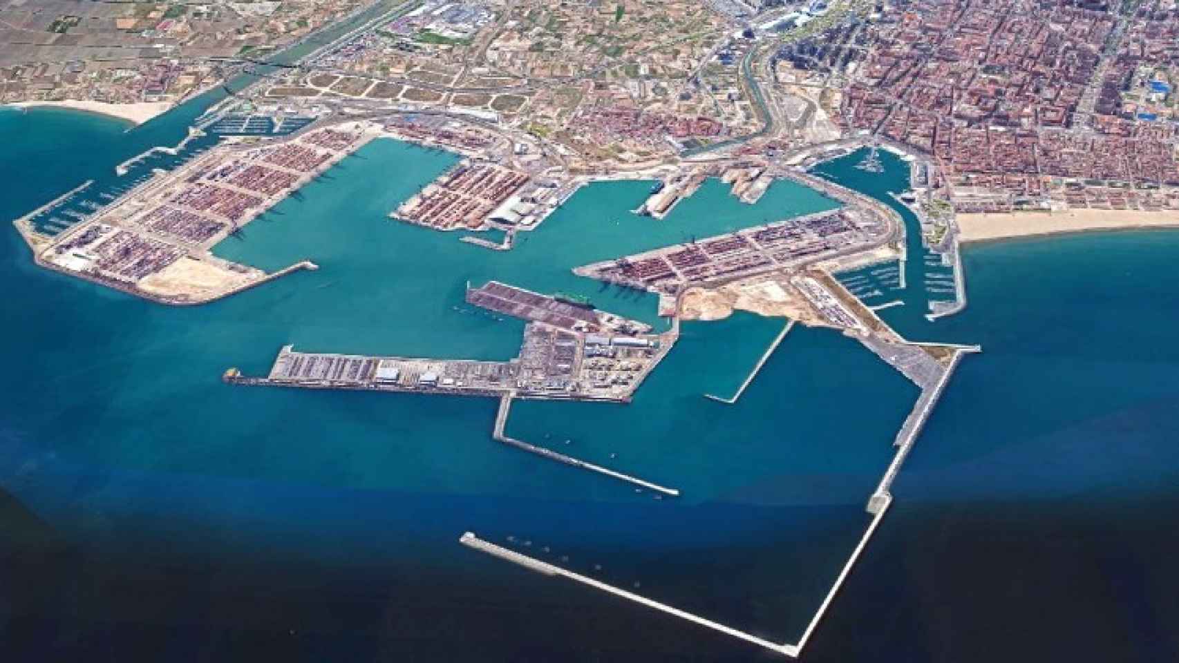 Vista aérea del Puerto de Valencia. En primer plano, el dique ya construido de la ampliación norte. EE