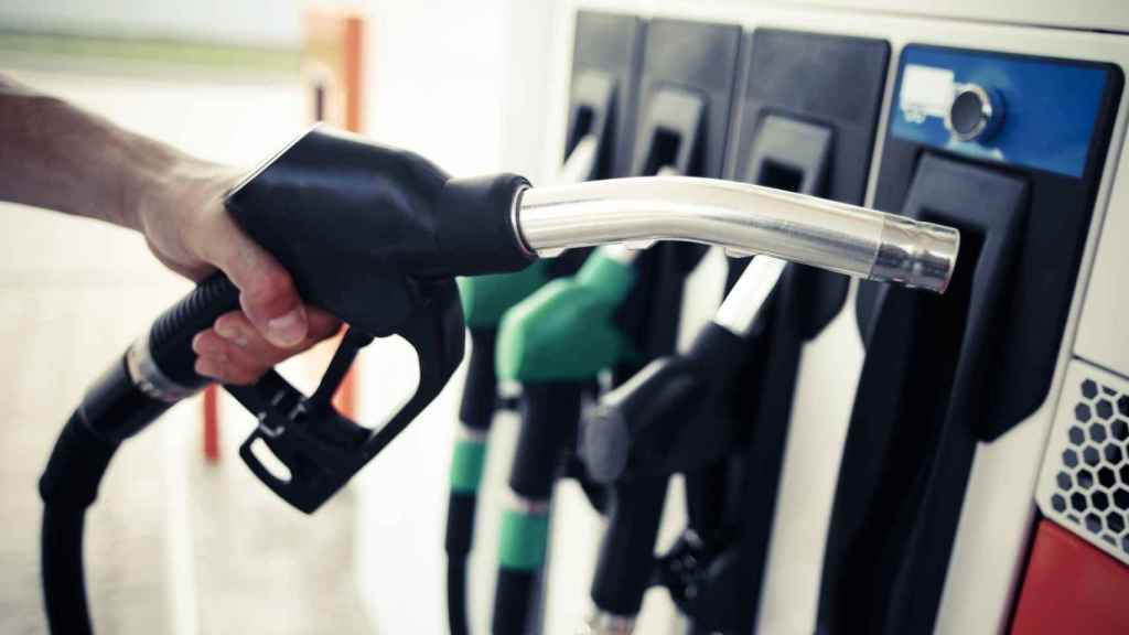 Guerra de precios de BP, Cepsa y Repsol: descuentos en sus carburantes entre 10 y 14 cént.