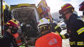 Imagen de archivo de bomberos en un rescate.