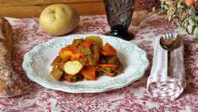 Judías verdes con tomate y patatas fritas, una receta tradicional para comer verdura