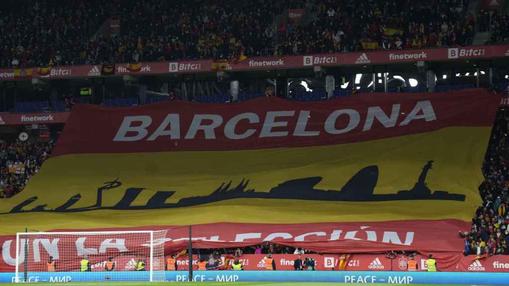 Pancarta de Barcelona con la Selección en el RCD Stadium