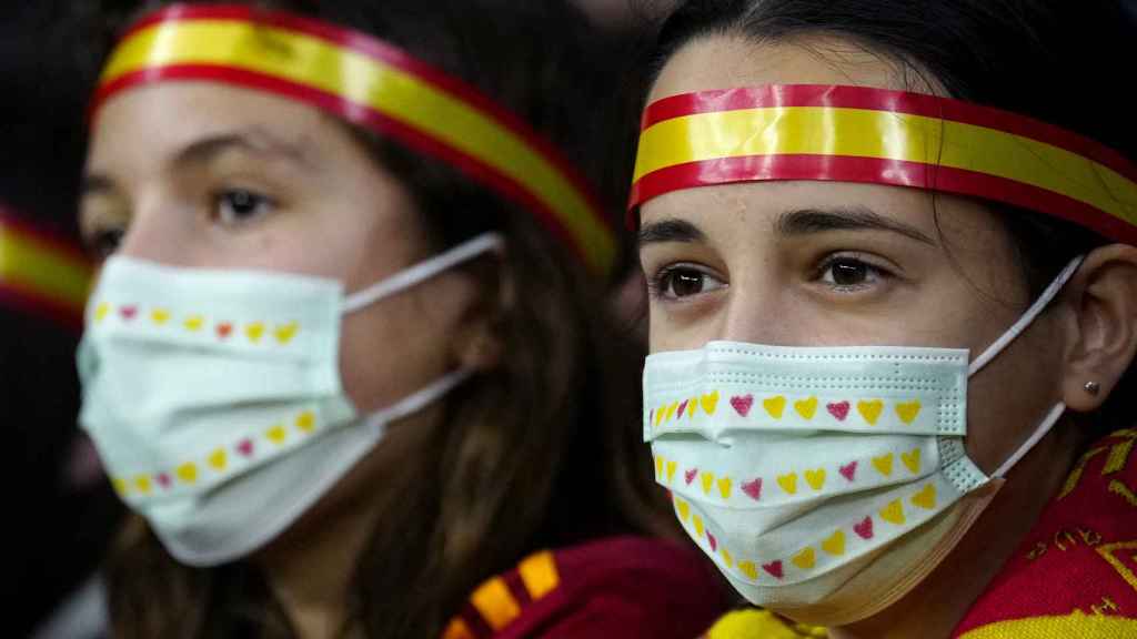 Dos niñas animando a la selección española en el RCD Stadium de Barcelona