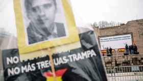 Un manifesante sostiene una foto de Miguel Ángel Blanco en la concentración en Madrid