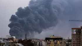La gran columna de humo provocado por el bombardeo sobre un almacén de combustible en las afueras de Leópolis.